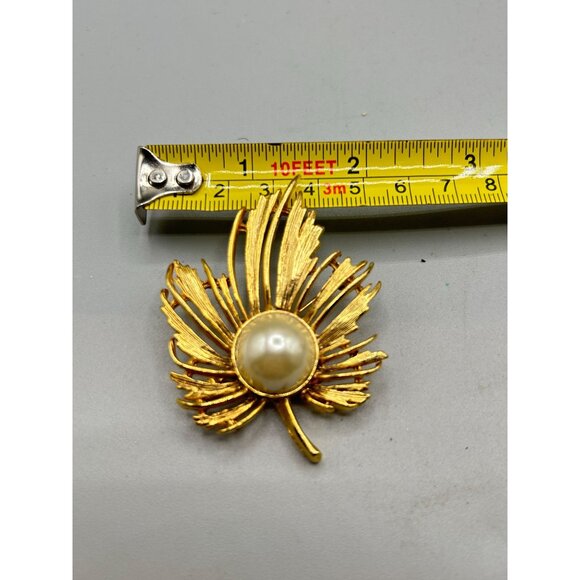 Leaf with Pearl Pin Brooch Gold Tone Classic Pin Brooch Elegant Simple Design - Picture 8 of 9